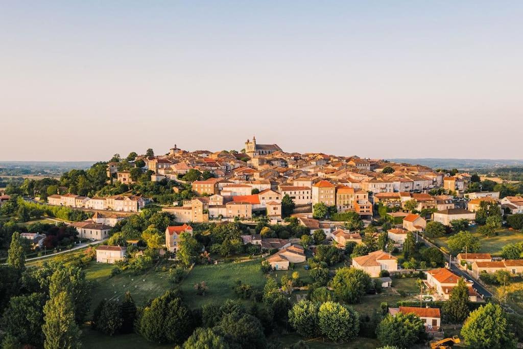 Vue aérienne d'une ville sur une colline dans l'établissement Studio cabine 5 personnes, à Monflanquin
