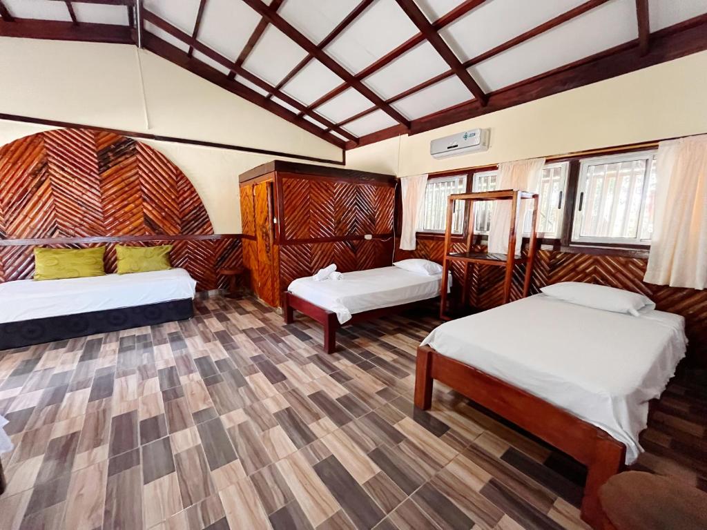 Habitación con 2 camas y techo. en Hotel Kipara el Valle en El Valle