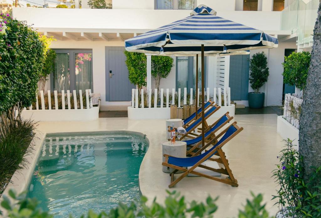 Bazén v ubytování Oniro Suites nebo v jeho okolí