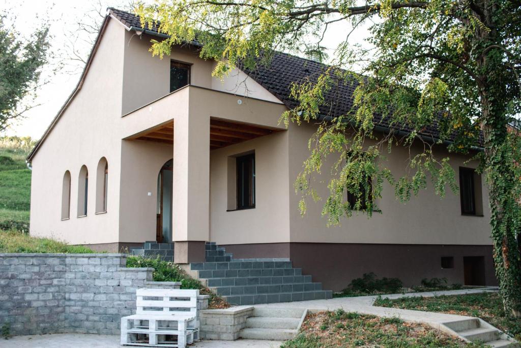 una iglesia con un banco blanco delante de ella en Molnár Apartment, 