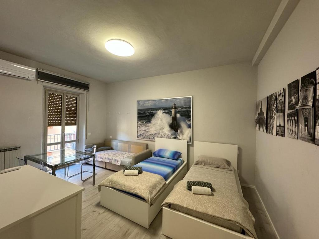 - un salon avec deux lits et une table dans l'établissement VinicioRossiApartment, à Ancône