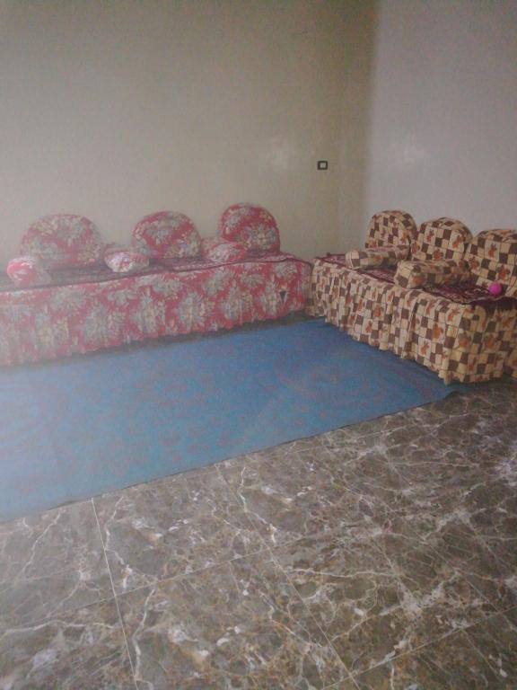 uma sala de estar com dois sofás num quarto em Small apartment in Egypt luxor West Bank without Home Home furnishings em ‘Ezbet Abu Ḥabashi