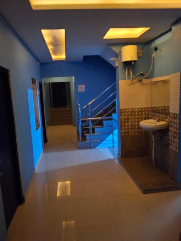 um corredor com uma casa de banho com um lavatório e uma escada em Hotel Sarvapriya em Chopan