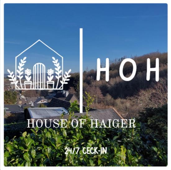 una señal para una casa de Harper con una casa de Harper en House of Haiger Ferienwohnung mit Charme, en Haiger