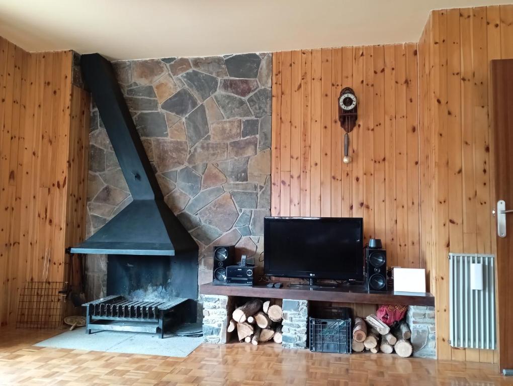 a living room with a fireplace and a tv at Bons Aires in Llivia