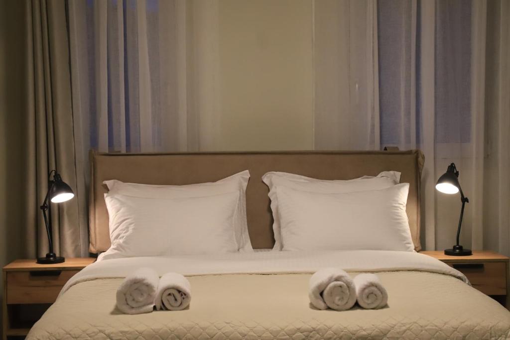 a bedroom with a bed with towels on it at Cruzeto in Syvota