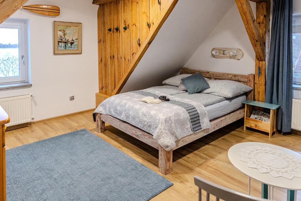 1 dormitorio con 1 cama y 1 mesa en Nasze Calle, en Węgorzewo