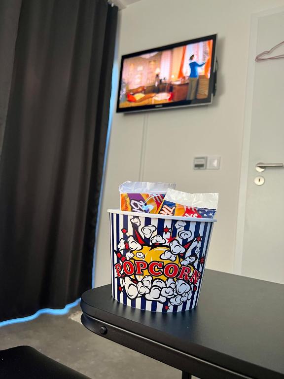 TV a/nebo společenská místnost v ubytování Bobule v sudu