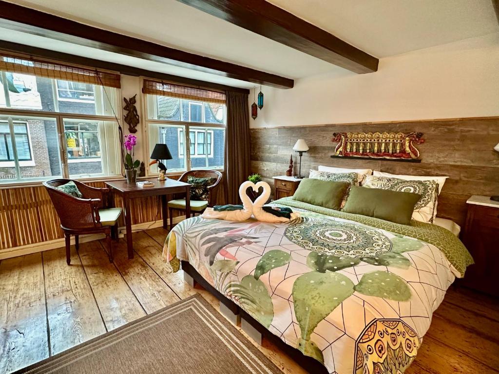 um quarto com uma cama com um bicho de peluche em Amsterdam Barangay em Amsterdã