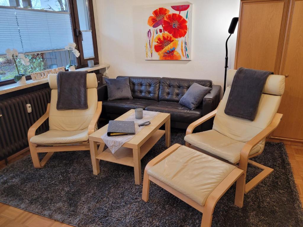 a living room with two chairs and a couch at Ferienwohnung Hedy in Prien am Chiemsee