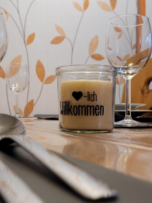 ein Glasbehälter mit einem Schild, auf dem die Menschheit getötet wird in der Unterkunft Ferienwohnung Hedy in Prien am Chiemsee