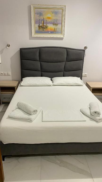 Postel nebo postele na pokoji v ubytování VANGJELIS HOTEL