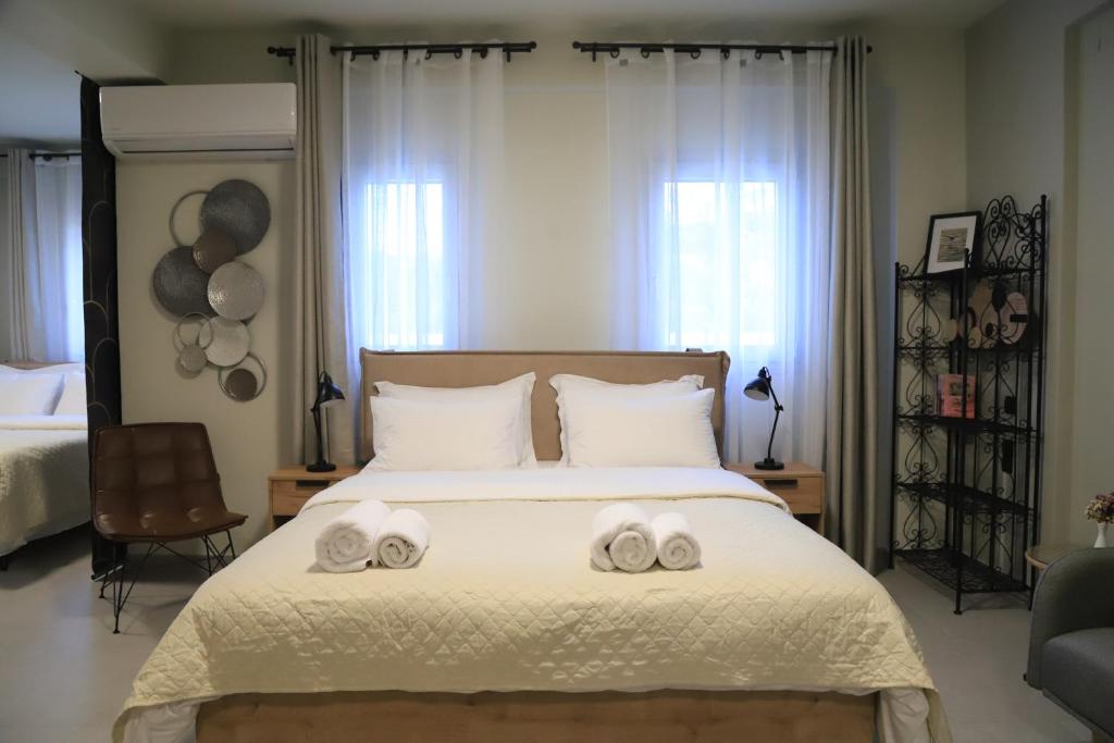 a bedroom with two towels on a bed at Cruzeto in Syvota
