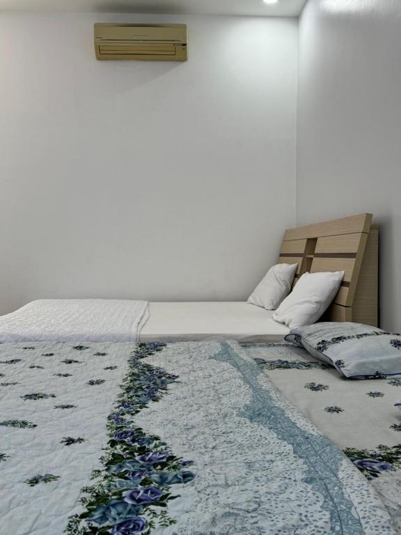 um quarto com uma cama com um cobertor em Home Sun Moon - Phòng Đôi em Phan Thiet