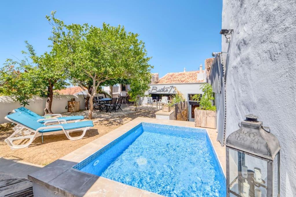 Bazén v ubytování Casa da Artista - Stylish House with Plunge Pool and Lush Garden close to Beach nebo v jeho okolí