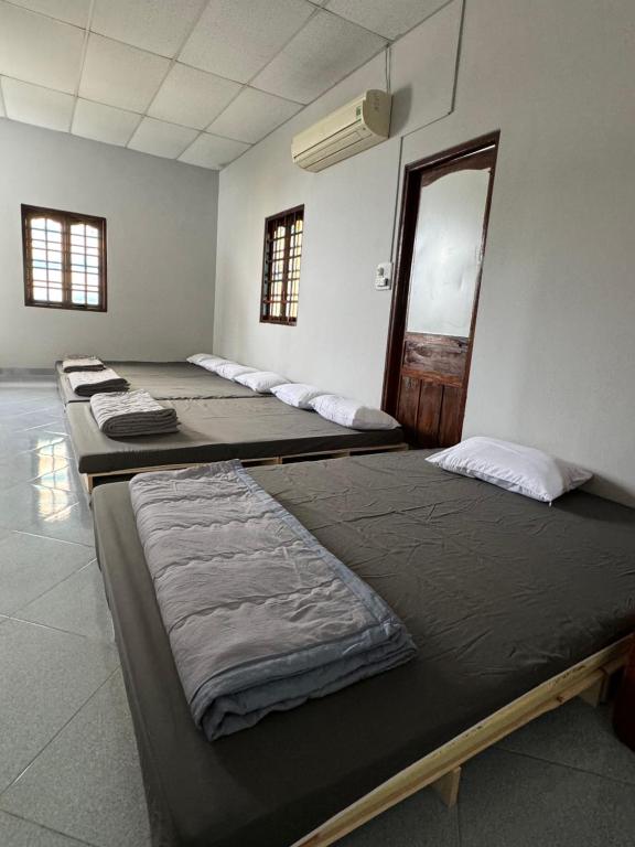 Cette chambre est dotée de 4 matelas placés face au mur. dans l'établissement Home Sun Moon - Home 4, à Phan Thiết