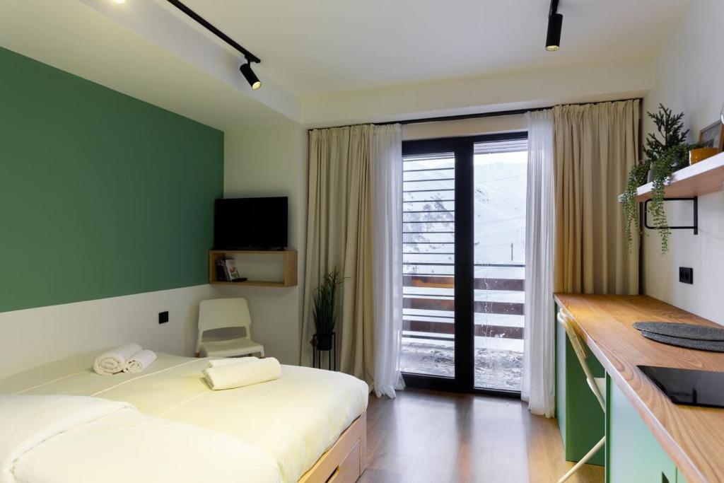 Postel nebo postele na pokoji v ubytování Stylish Studio Apartment with balcony In Marshall Gudauri Project