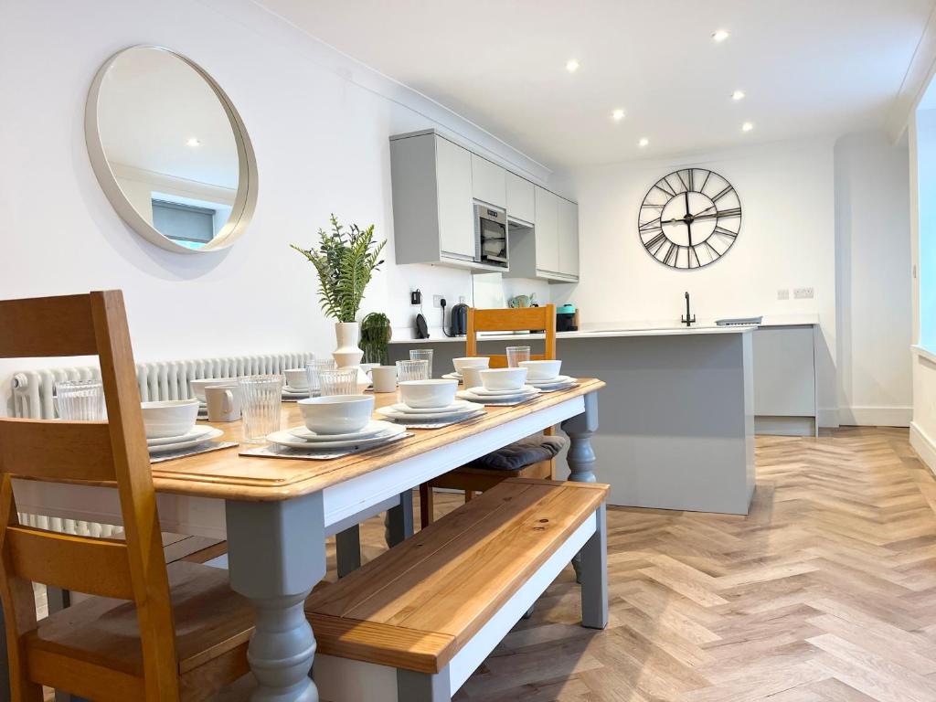 a kitchen and dining room with a table and a mirror at Spacious Home Near Seafront & Train Station 5 Bed Sleeps 10- Central Penzance in Penzance