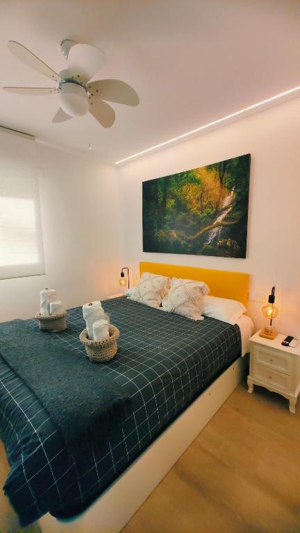 a bedroom with a bed and a painting on the wall at Nuevo Hola Madrid Alojamiento Temporal in Madrid