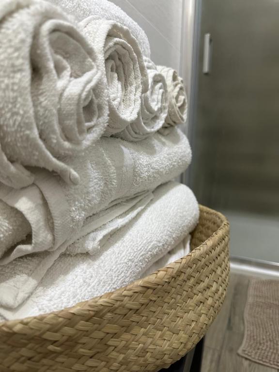 stos ręczników w koszu w łazience w obiekcie Dimora Centrale Home w mieście Napoli