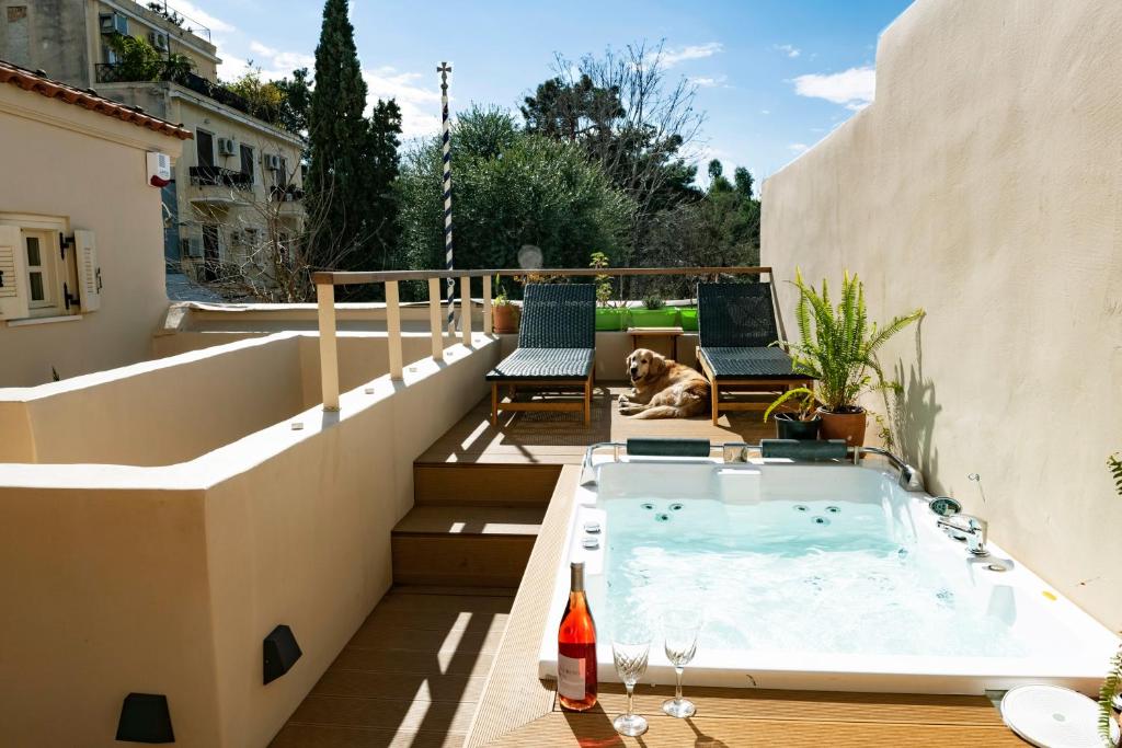 a small balcony with a hot tub on a roof at SUITE HOUSE THISSION in Athens