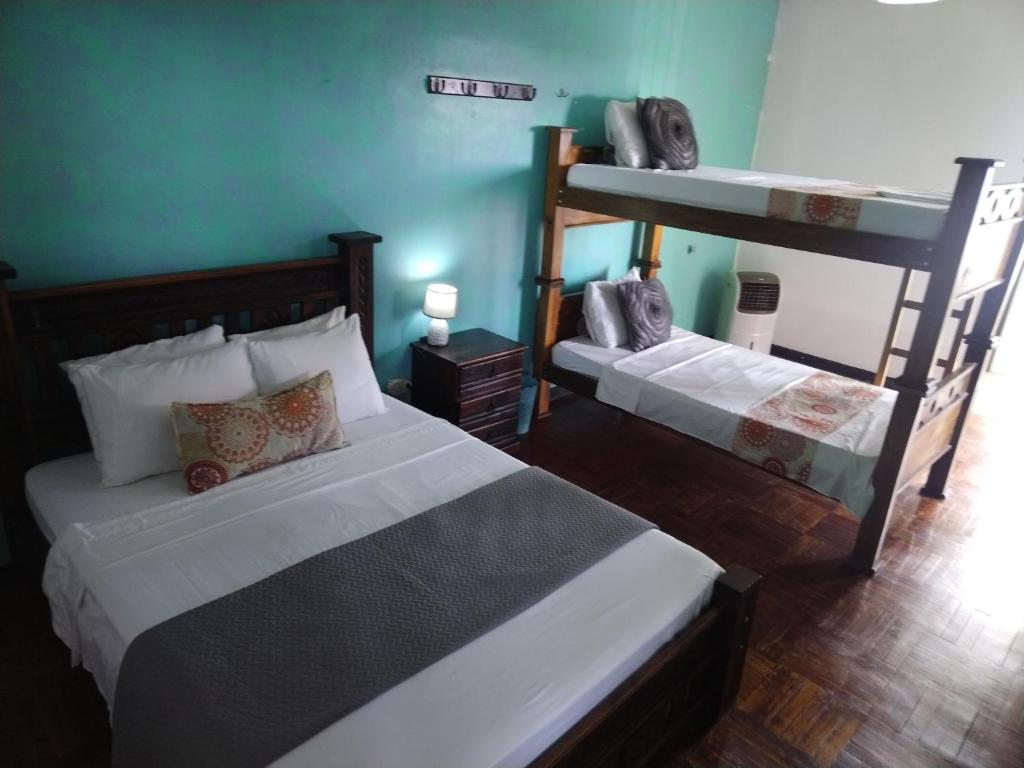 Postel nebo postele na pokoji v ubytování Lajuela BnB & Hostel