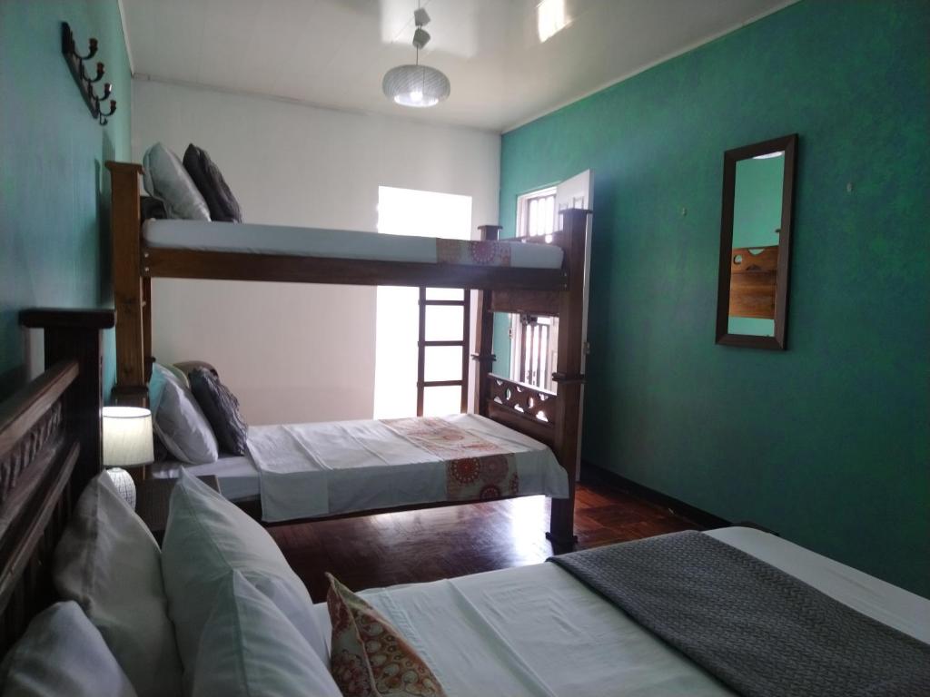 Postel nebo postele na pokoji v ubytování Lajuela BnB & Hostel