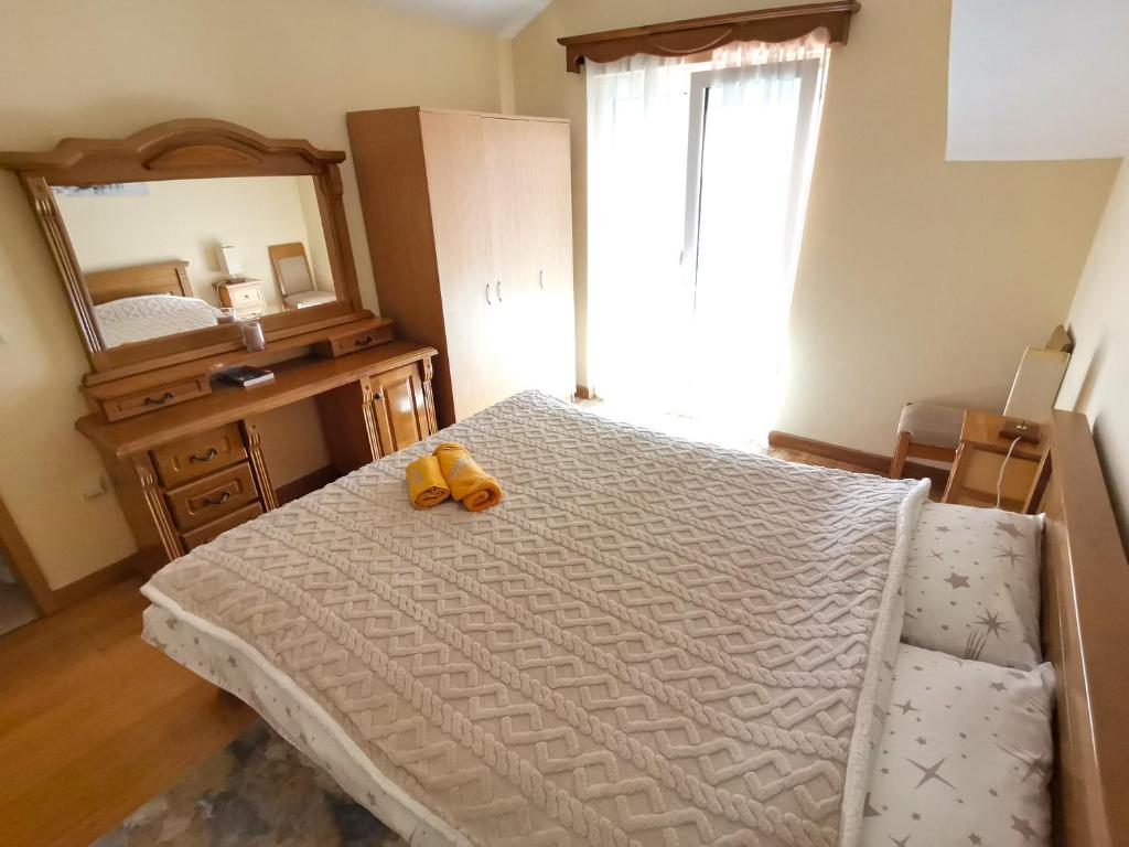 um quarto com uma cama com um bicho de peluche em Apartmani Kenova 5 em Herceg Novi