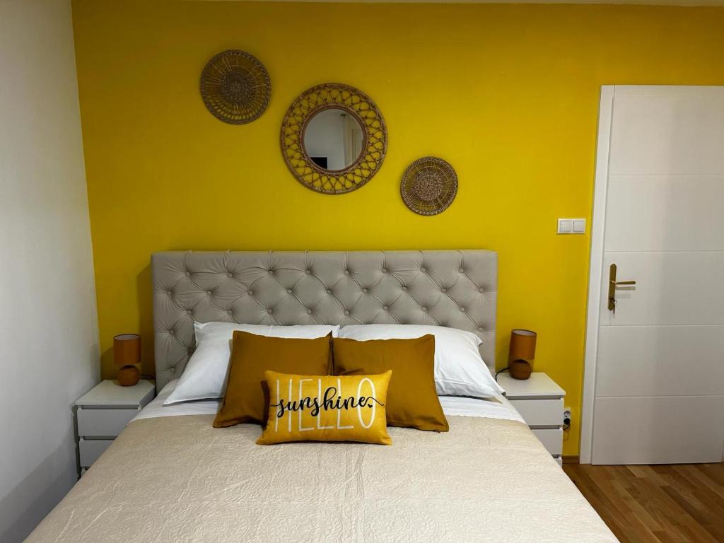 ein gelbes Schlafzimmer mit einem Bett mit gelben Wänden in der Unterkunft Hello Sunshine in Zadar