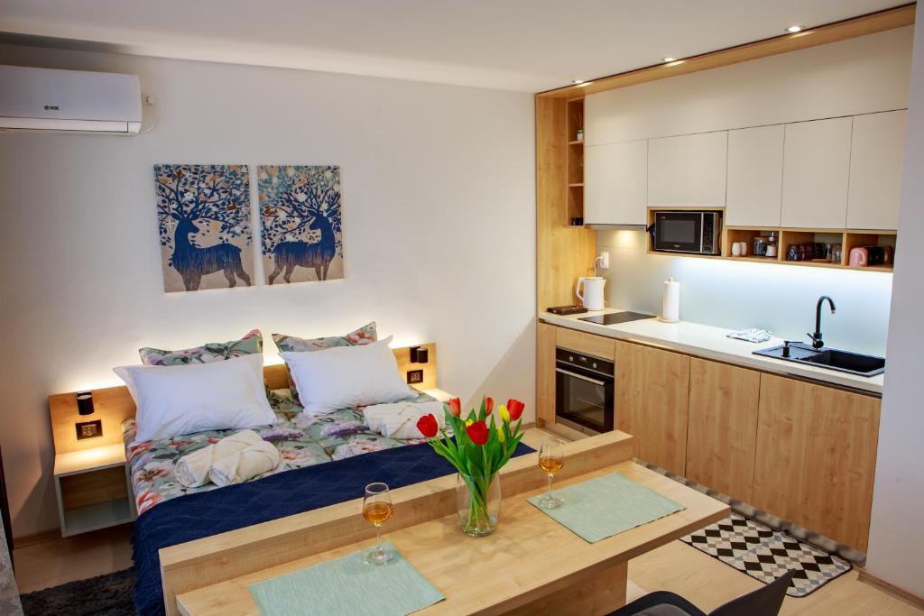 Cette petite chambre comprend un lit et une cuisine. dans l'établissement Studio apartman D7, à Vukovar