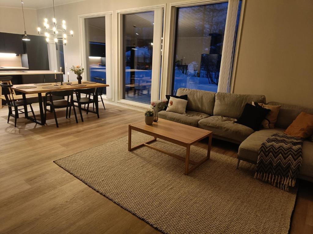 sala de estar con sofá y mesa en Private Villa, 127m2, 3 br, sauna, fast wifi en Rovaniemi