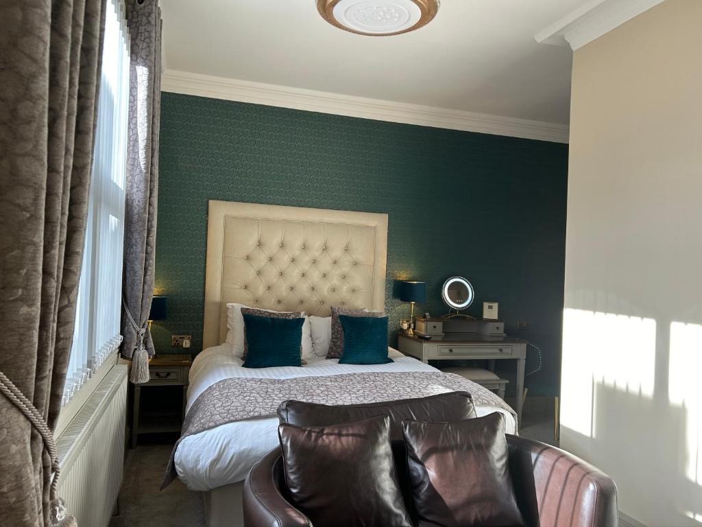 um quarto com uma cama com uma parede verde em Ashbourne House em York