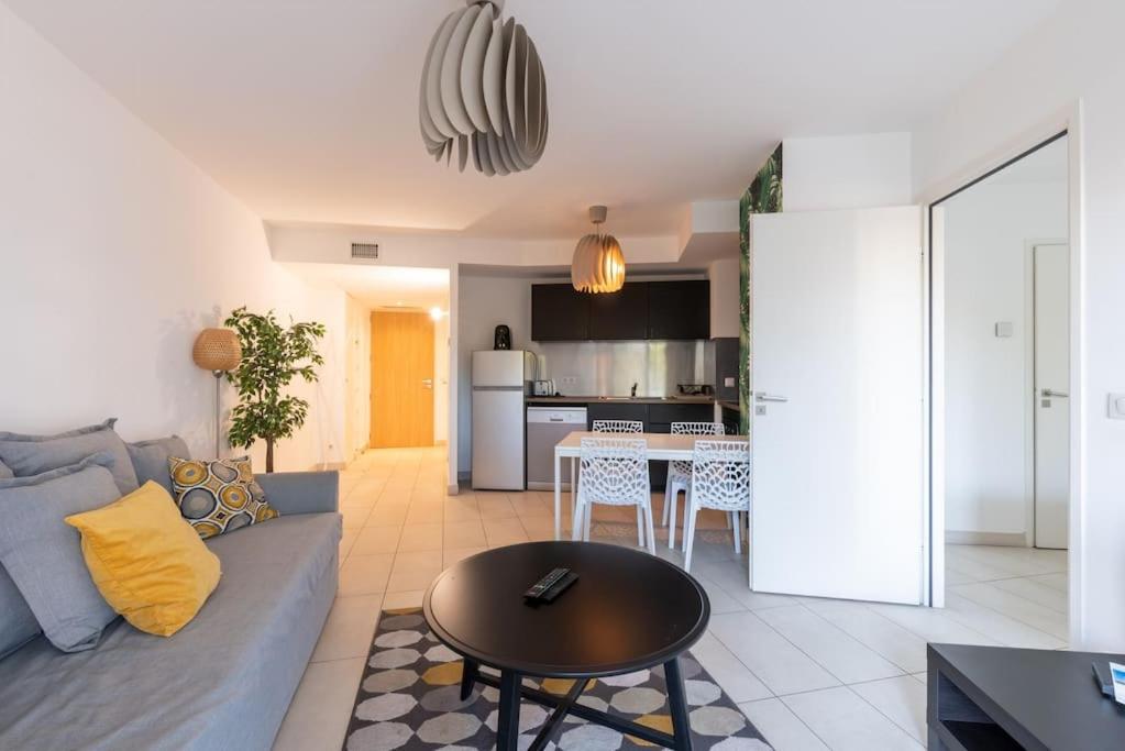 un salon avec un canapé et une table dans l'établissement Appartement T2 à l'Arbre Blanc, à Montpellier
