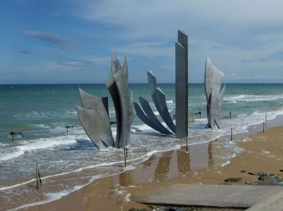 a group of boats in the water on a beach at Gite de la longue fosse in Mandeville-en-Bessin