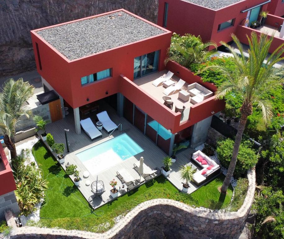 una vista aérea de una casa con piscina en VILLA Cooper l HEATED Pool l PVT Garden I GOLF I SEA VIEWS, en San Bartolomé