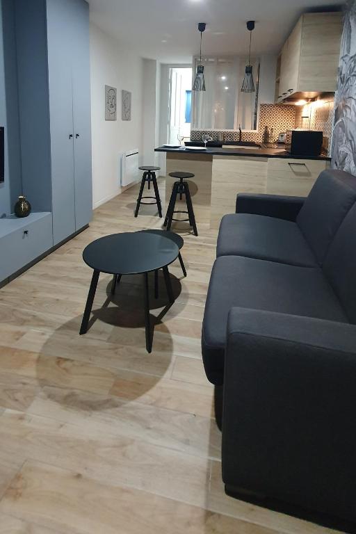 un salon avec un canapé et une table dans l'établissement Appartement 