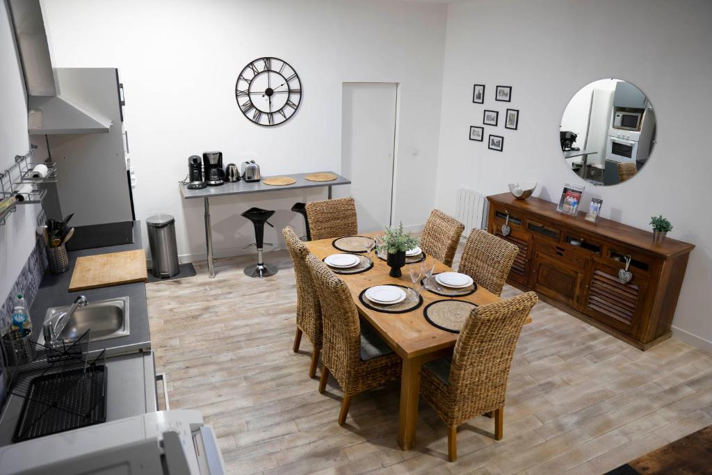une cuisine et une salle à manger avec une table et des chaises dans l'établissement Loft chaleureux vue directe sur le Beffroi - centre-ville secteur tribunal - nouveau routeur wifi, à Douai