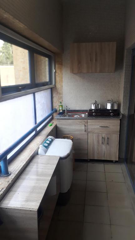 uma pequena cozinha com WC e lavatório em OD-V!CK'S LUXE, Wuse Zone 4, Swimming Pool, Gym, WiFi, 24hr power, security, Dstv em Abuja