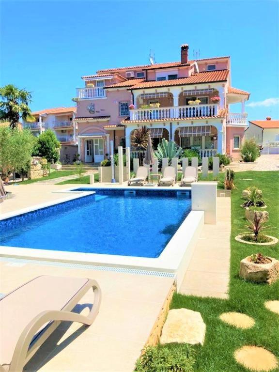 Bazén v ubytování Apartments Engel with Pool nebo v jeho okolí