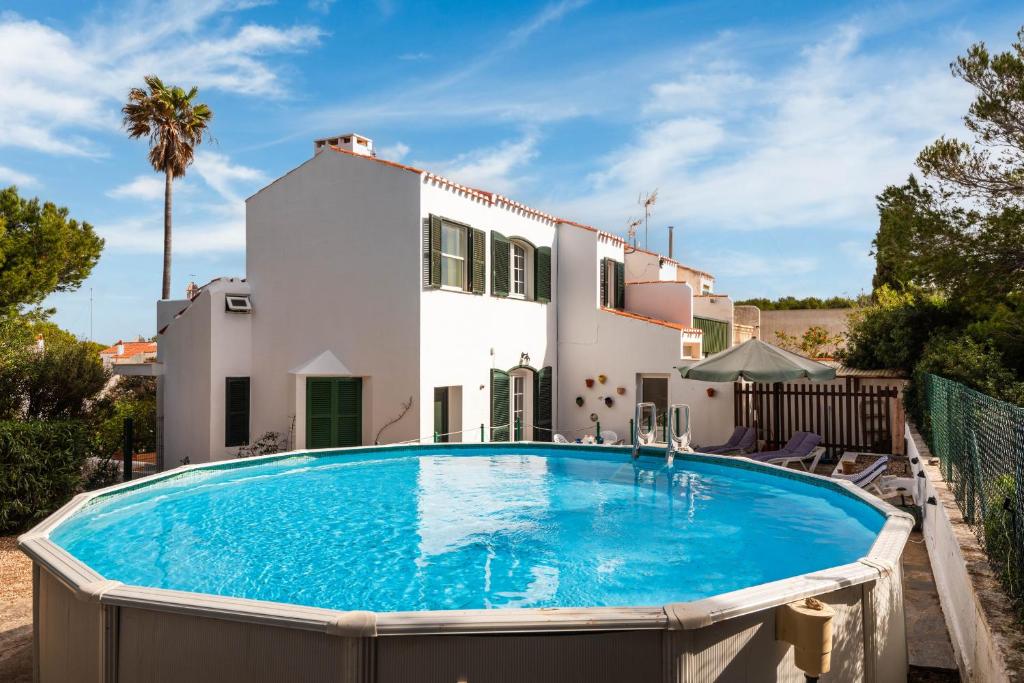 willa z basenem przed domem w obiekcie Apartamento El Shacko w mieście Arenal d'en Castell