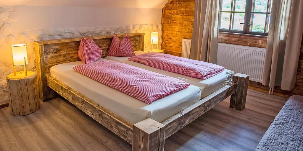 Postel nebo postele na pokoji v ubytování Gazdovský dvor B&B s Mini Wellness