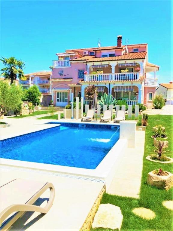 Bazén v ubytování Apartments Engel with Pool nebo v jeho okolí
