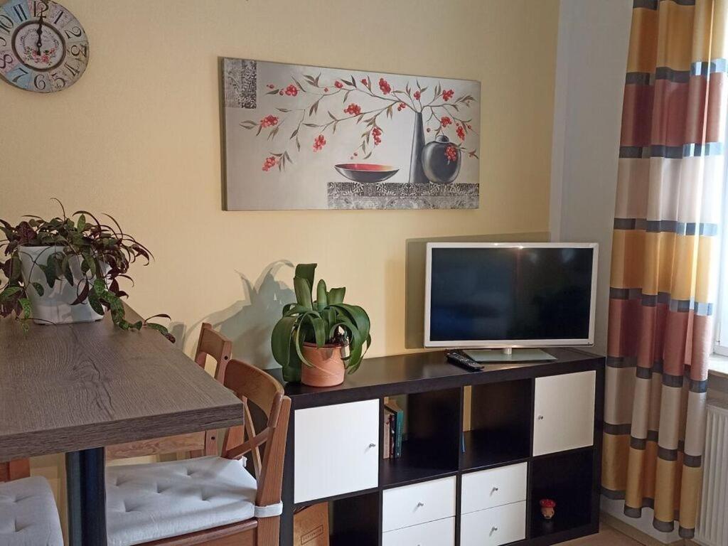 een woonkamer met een tv en een tafel bij Holiday apartment coffee mill in Dresden
