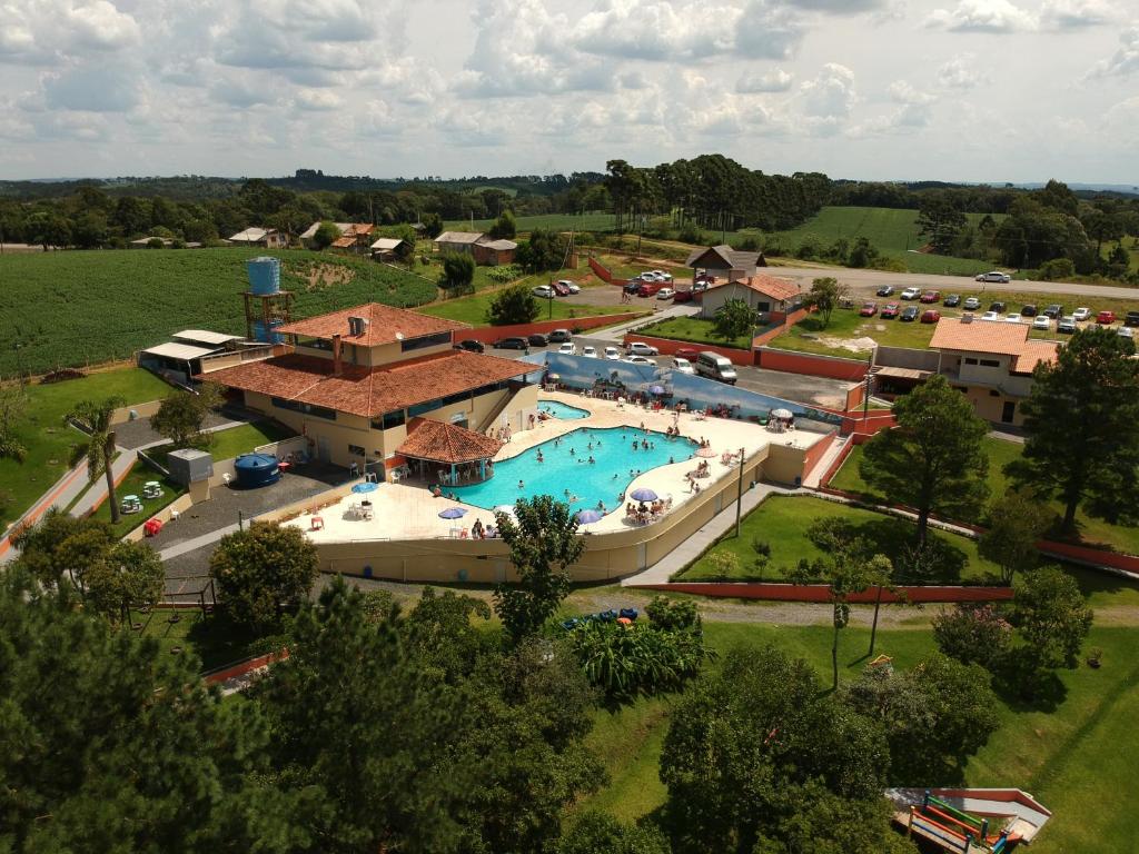 an aerial view of a large swimming pool at a resort at Recanto Paraíso Aventuras in Rio Negrinho