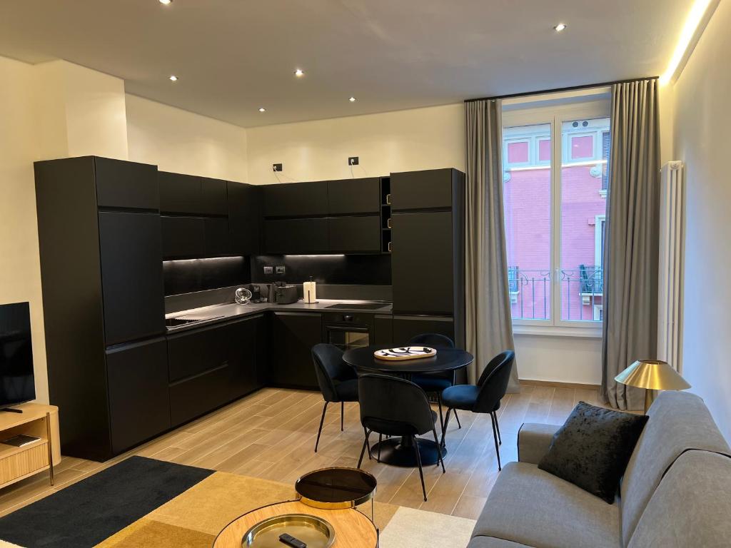 ein Wohnzimmer mit einem Sofa und einem Tisch in der Unterkunft Luxury apartment Navigli in Mailand