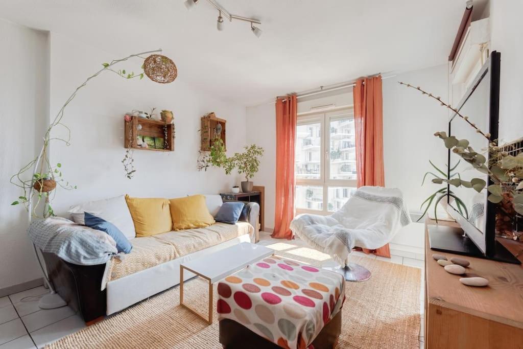 un salon avec un canapé et une table dans l'établissement Le Parnasse : T2, vue sur le Lez, tram à proximité, à Montpellier