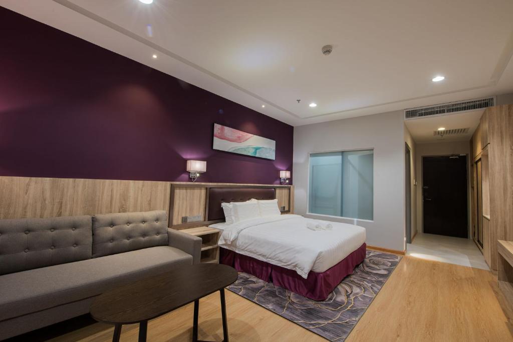 Postel nebo postele na pokoji v ubytování Grand InHotel Kota Kinabalu