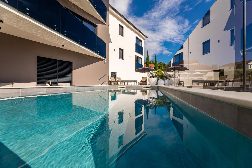 basen przed budynkiem w obiekcie Villa Aurea Apartments Malinska de luxe w mieście Malinska