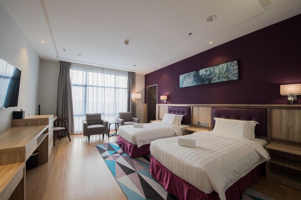 Postel nebo postele na pokoji v ubytování Grand InHotel Kota Kinabalu