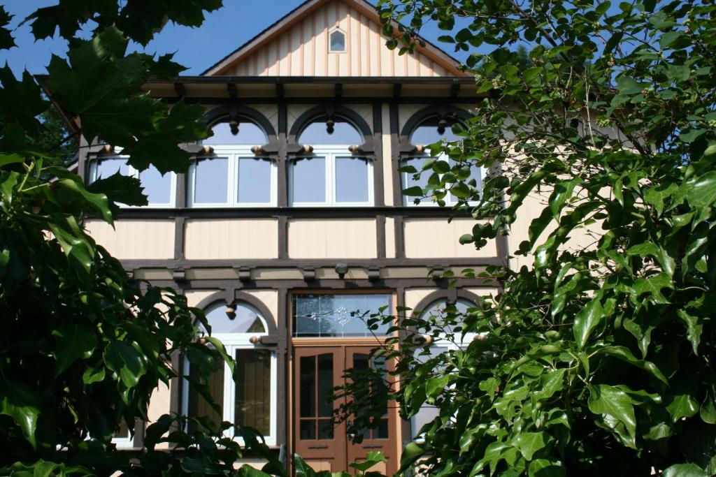 ein Haus mit einem großen Fenster und Bäumen in der Unterkunft family & friends in Wernigerode